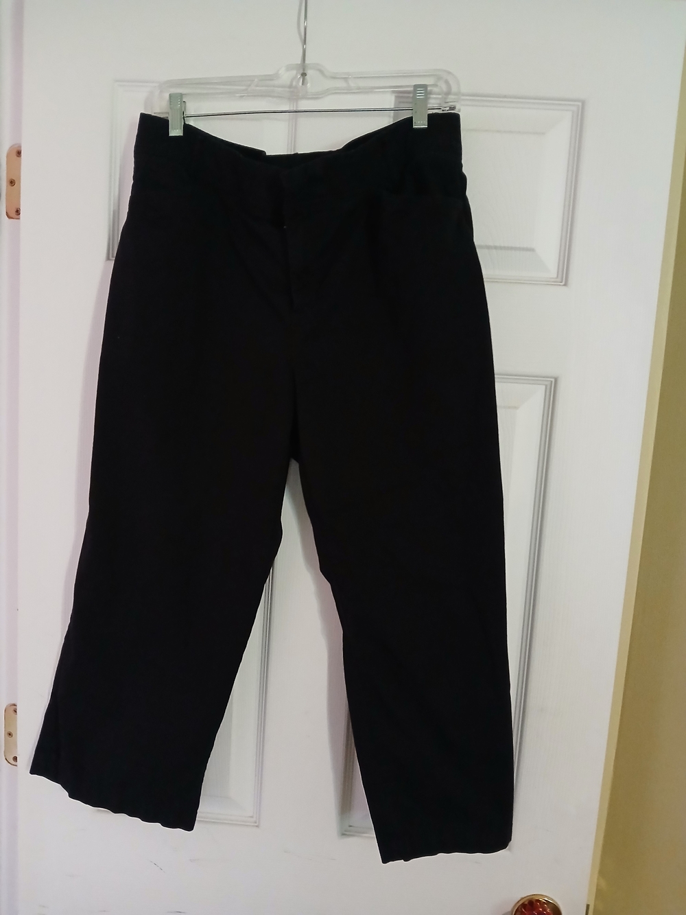 Intro. Black Stretch Easy-Waist Capri's in Size 12